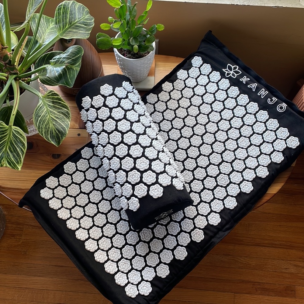 KANJO MEMORY FOAM ACUPRESSURE MAT SET IN ONYX